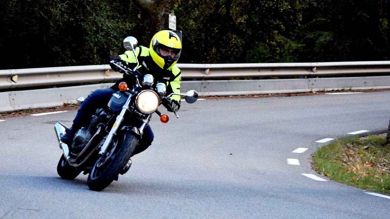 Bezpečné predbiehanie na motorke v kolóne či na rovine