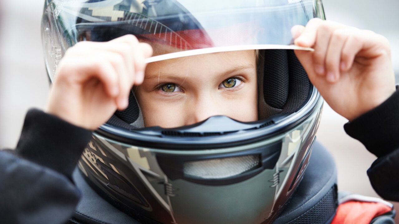 Ako vybrať detskú prilbu na motorku, skúter alebo štvorkolku