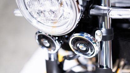 Prídavné svetlá a LED smerovky na motorku - legálne, výkon, montáž