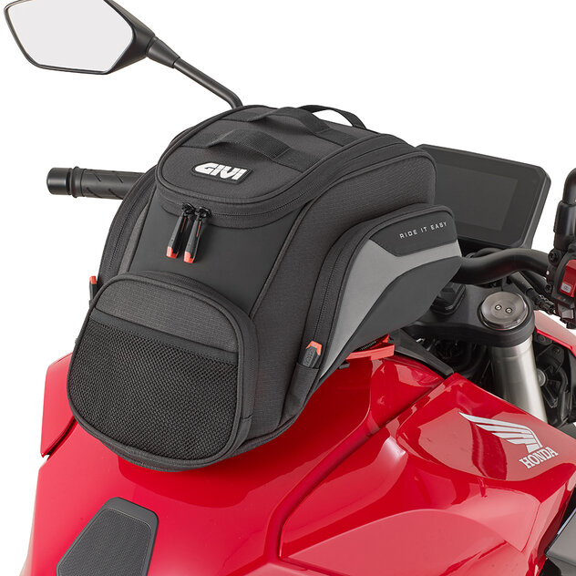EASY05_tanklock-tank-bag_mounted-on_givi-