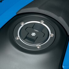 SUZUKI OCHRANNÁ NÁLEPKA NA KRYT PALIVOVÉ NÁDRŽE V-STROM 800DE/GSX-8S