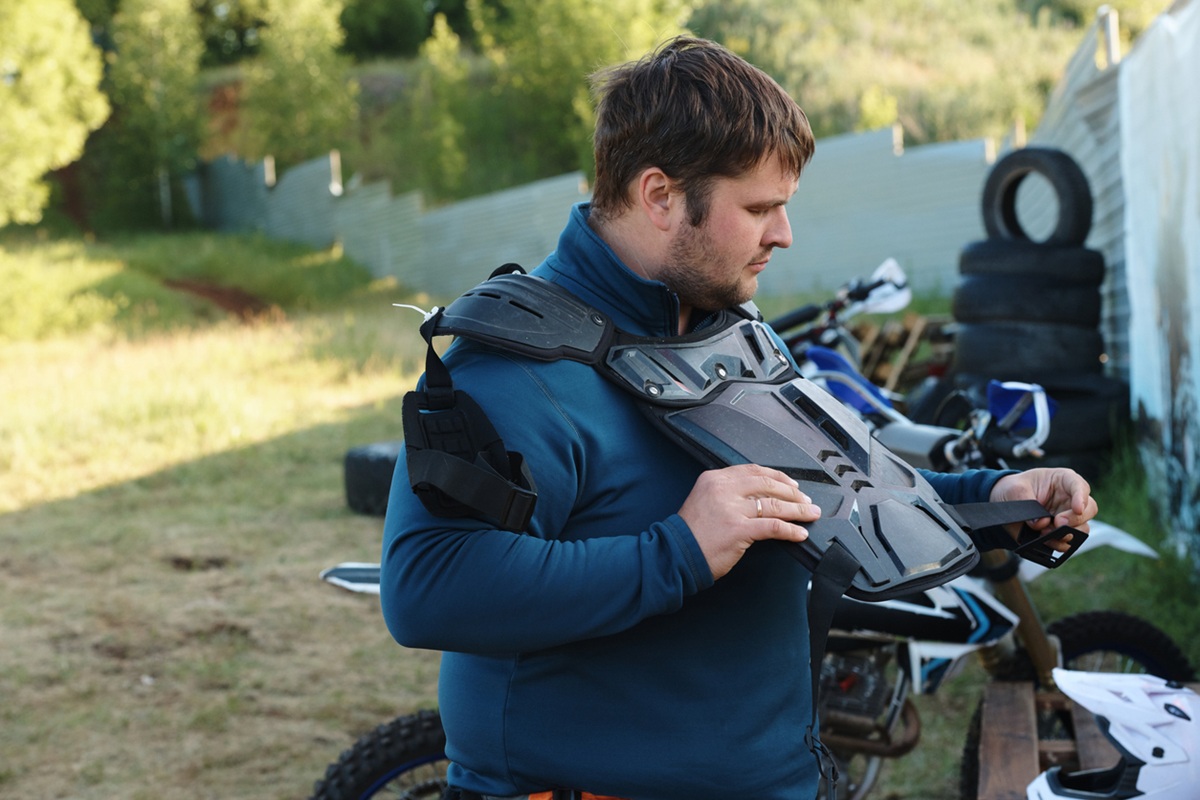 chr&aacute;nič chrbta na motorku