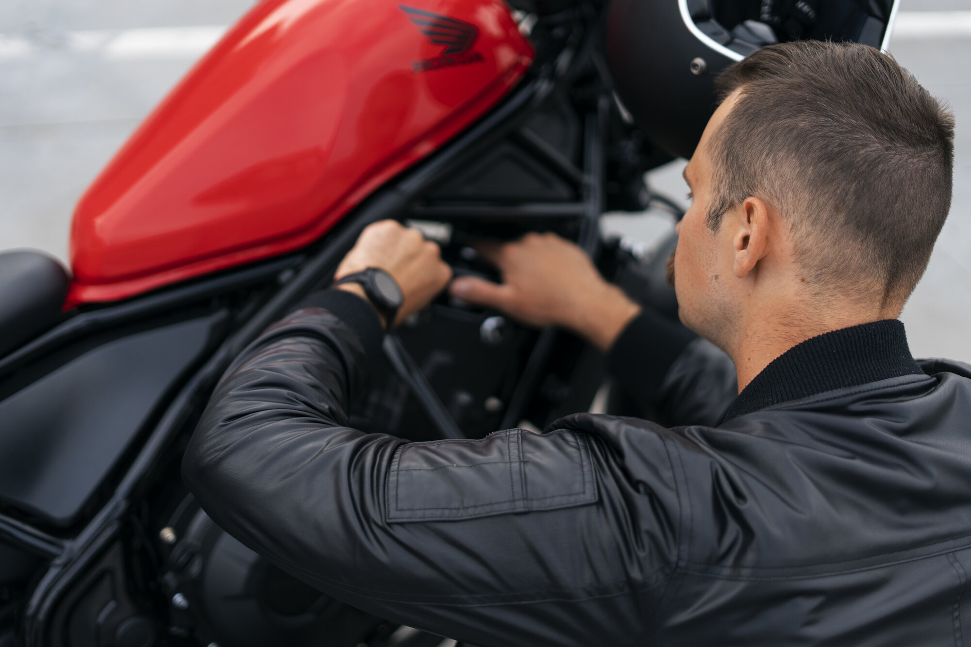 Muž pripravuje svoju motorku na dlhú jazdu