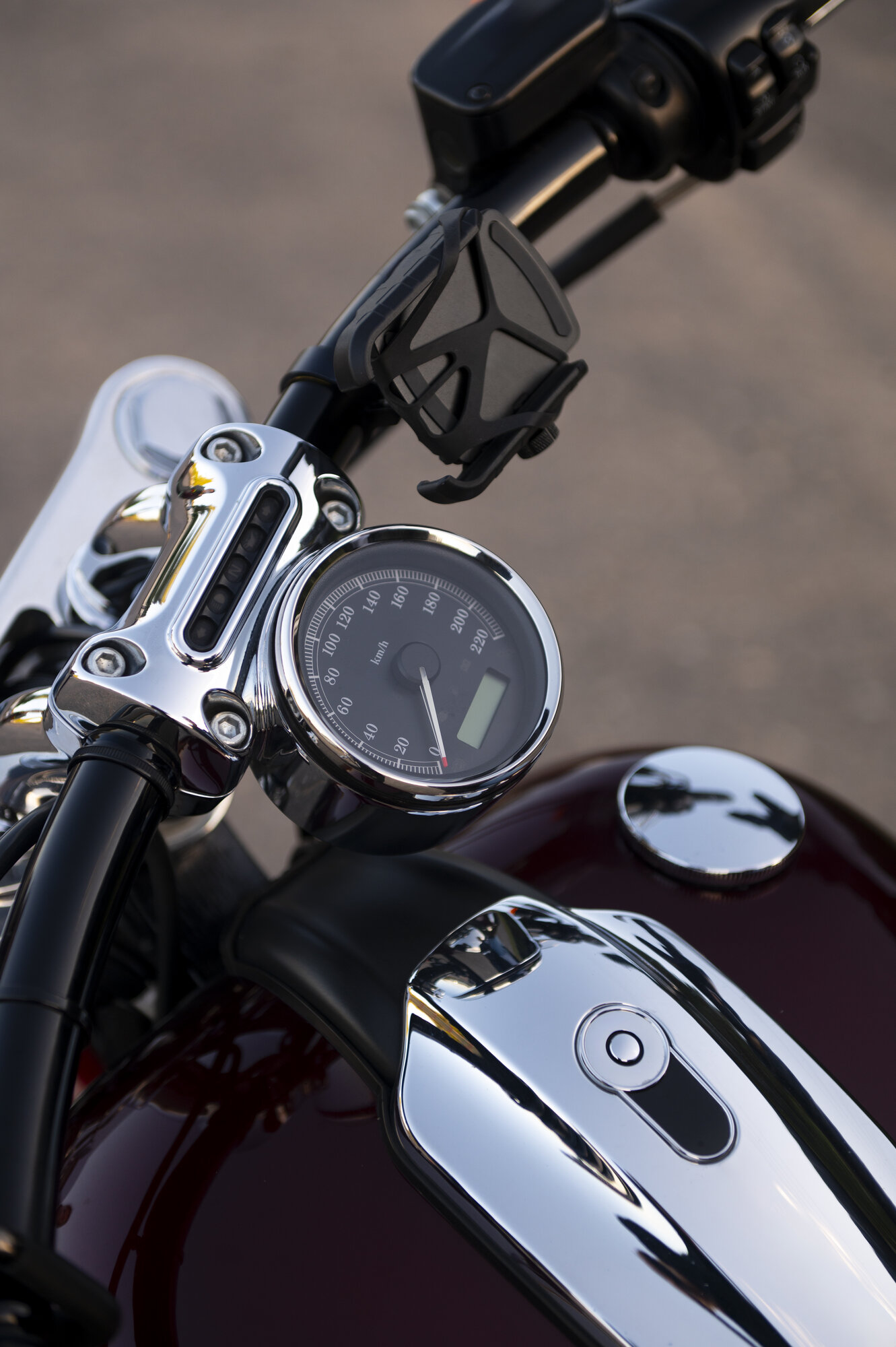 Detailný pohľad na tachometer na čierno striebornej motorke