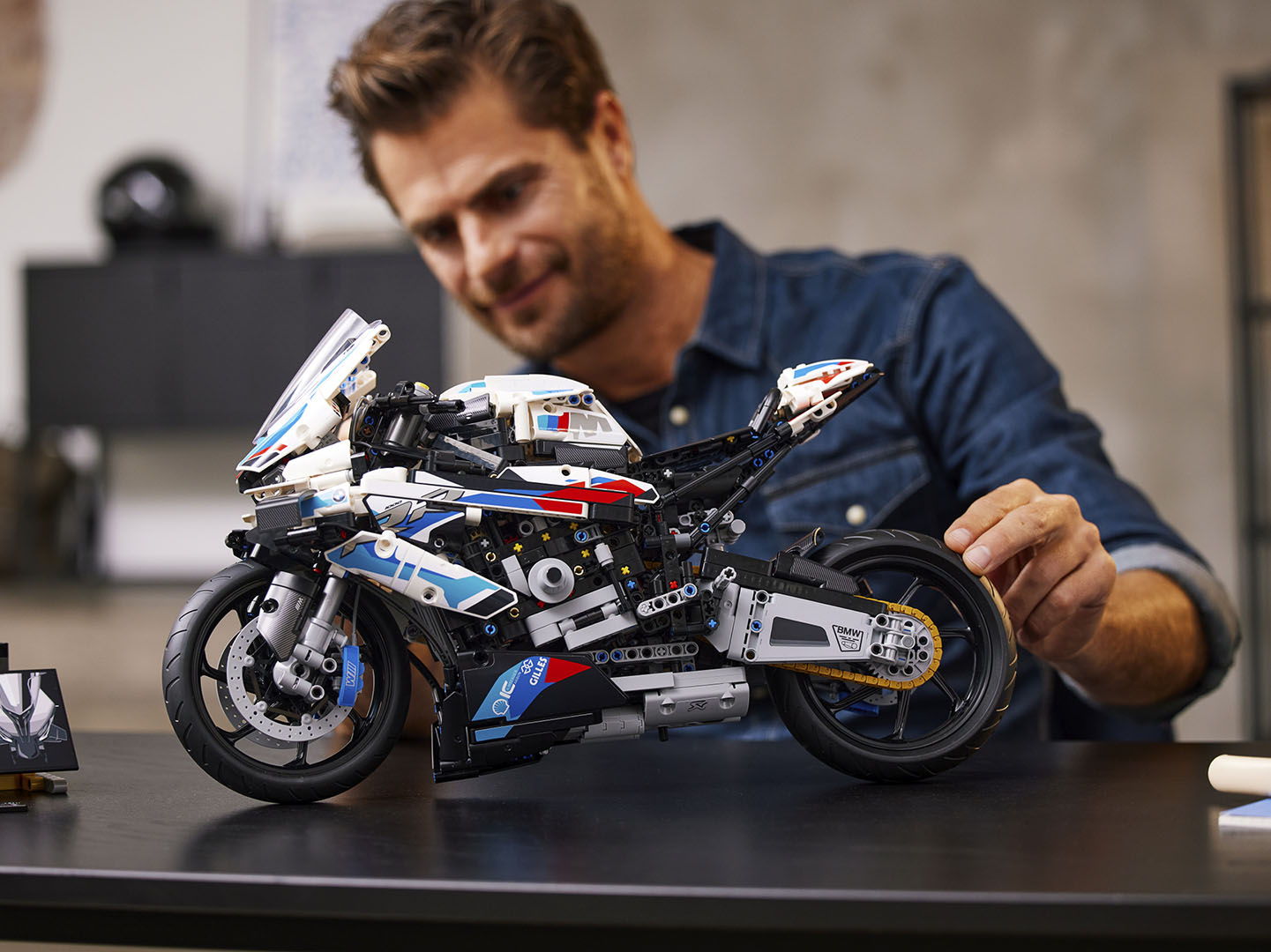 Pohľad na muža a stavebnicu v podobe motorky